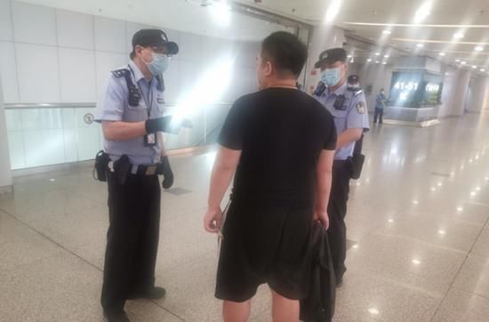 相亲|男子去酒楼相亲,吃完饭溜走没付钱,媒婆和女子打电话呵斥回来买单没风度