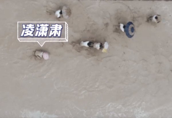  泥水|《奔跑吧》最不怕脏的嘉宾，玩游戏全程趴在泥水里，比郑恺还狠