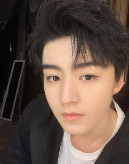  发自|王俊凯发自拍，我却从他眼珠里发现“自拍姿势”，一般人手抽筋也学不会