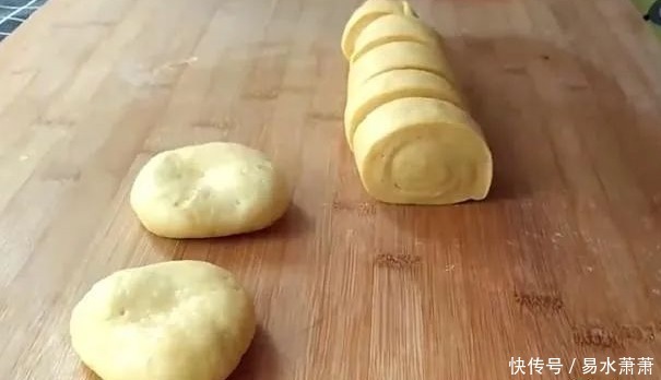 鸡蛋|鸡蛋饼如此做,不加一滴水,比面包做法简单,早餐天天吃也不腻!