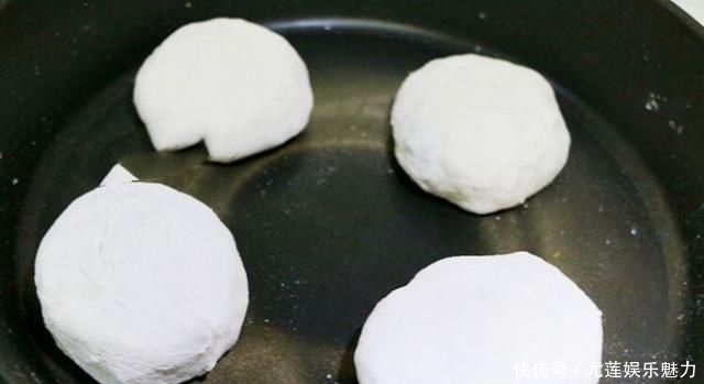 饺子|不要总是用面粉蒸面包。加一把韭菜和两个鸡蛋,比饺子好吃