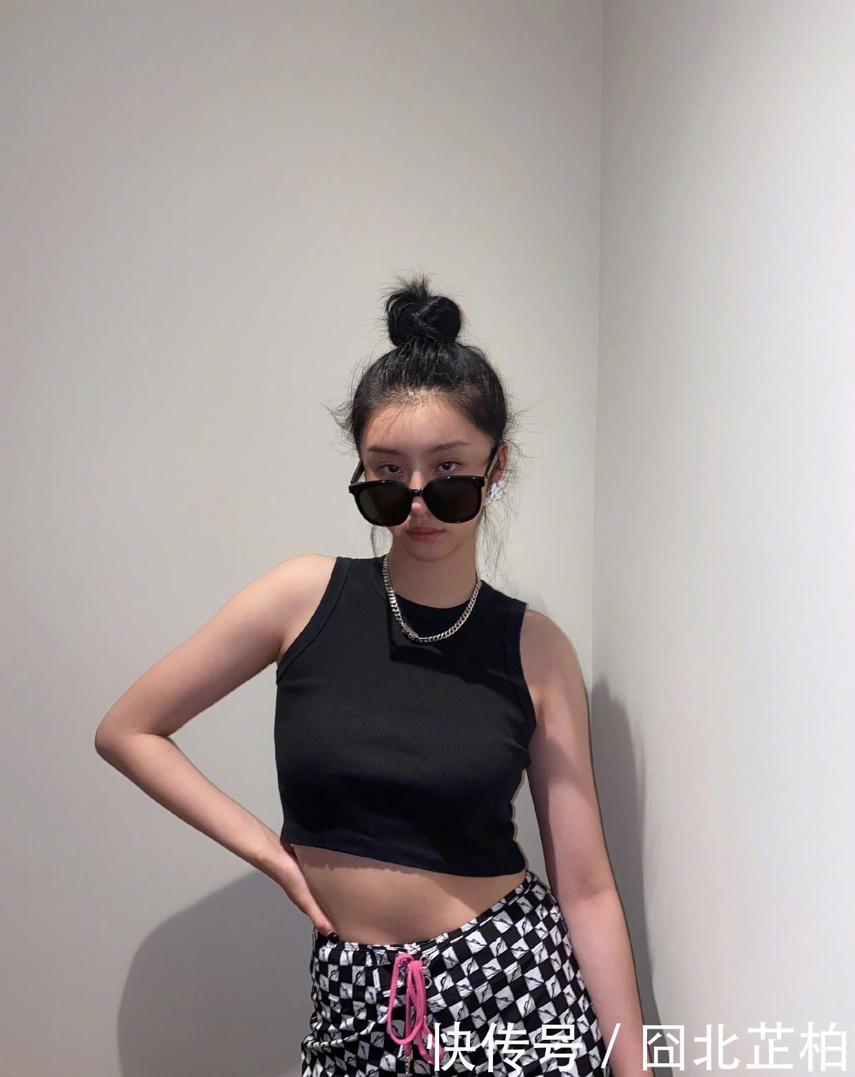 衬衫|赵小棠身穿黑白格子纹裤化身欧美辣妹,臭拽脸变得星味十足