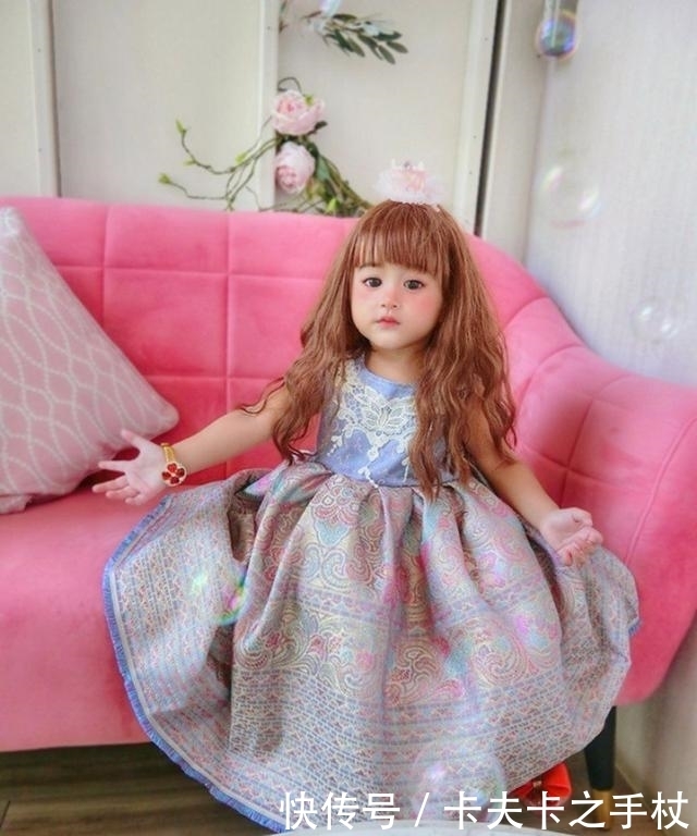 母亲|2岁女孩因长得漂亮走红网络,网友发现原来孩子母亲更漂亮