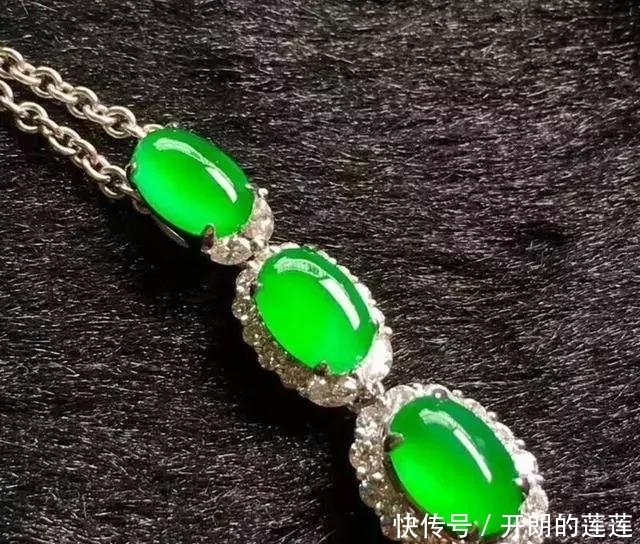 老大爷|老大爷嫌自己佩戴的翡翠水头不太好，用水一泡后，一看吓了一跳！