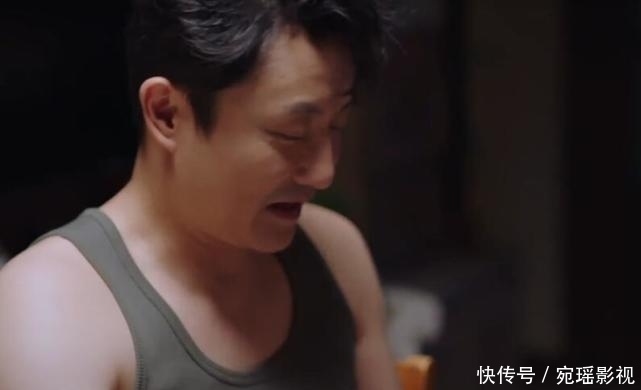 父母|尖尖心情不好找爸爸安慰,谁注意李爸在干嘛?多数父母都如此暖心