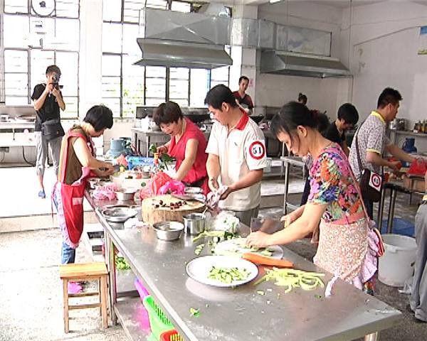 小气|老板请员工吃饭,只有一道菜大家都嫌小气,端上来桌后全场沸腾