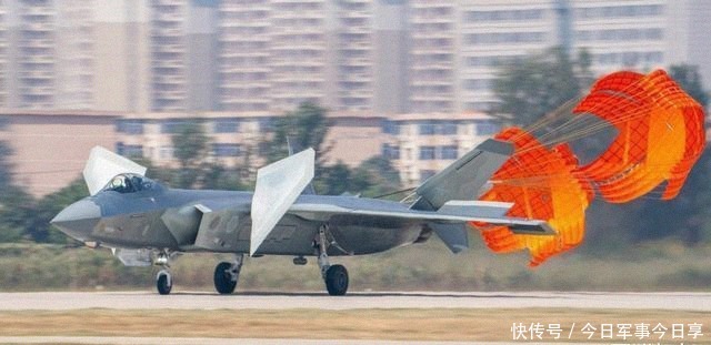 亮相|歼20增重版亮相,它又不搞近距格斗,为何要上矢量推力喷管?