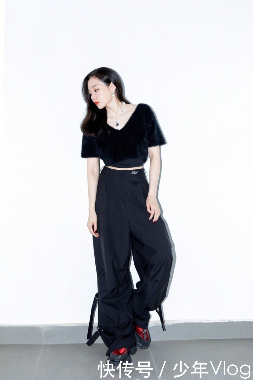 极致|黑白到极致就是极度舒适，白色学院风短裙套装