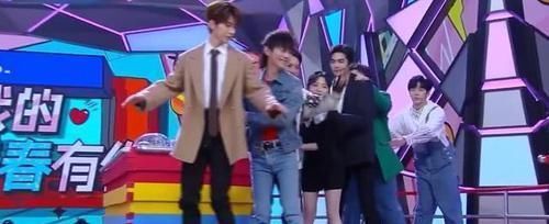  滑冰|蔡徐坤带着大家滑冰，宋威龙没牵好谭松韵，谭松韵的反应太可爱了