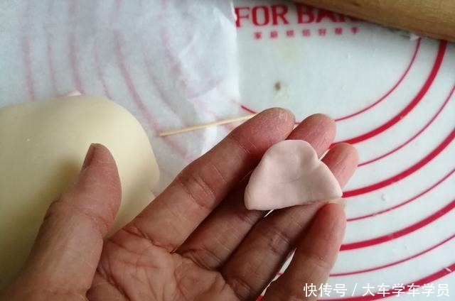 粉色面团|详细教你做出抖音里很火的母子猪馒头,让你新年红遍朋友圈!