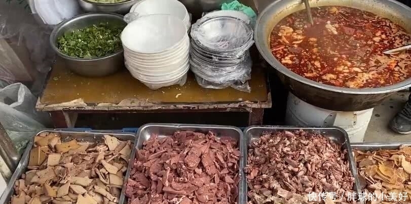食客|早餐店做重口味汤,15元一碗有饼有荤菜,食客们骑电三轮赶来品尝