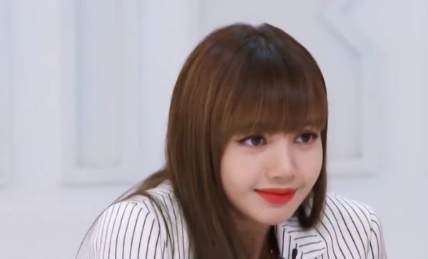  Lisa|面对Lisa近距离的卖萌，蔡徐坤下意识反应引热议，难怪21岁还单身