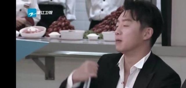  郑恺录|跑男郑恺录跑男瘦了10斤，蔡徐坤熊抱郑恺，郑恺带了一朵什么花