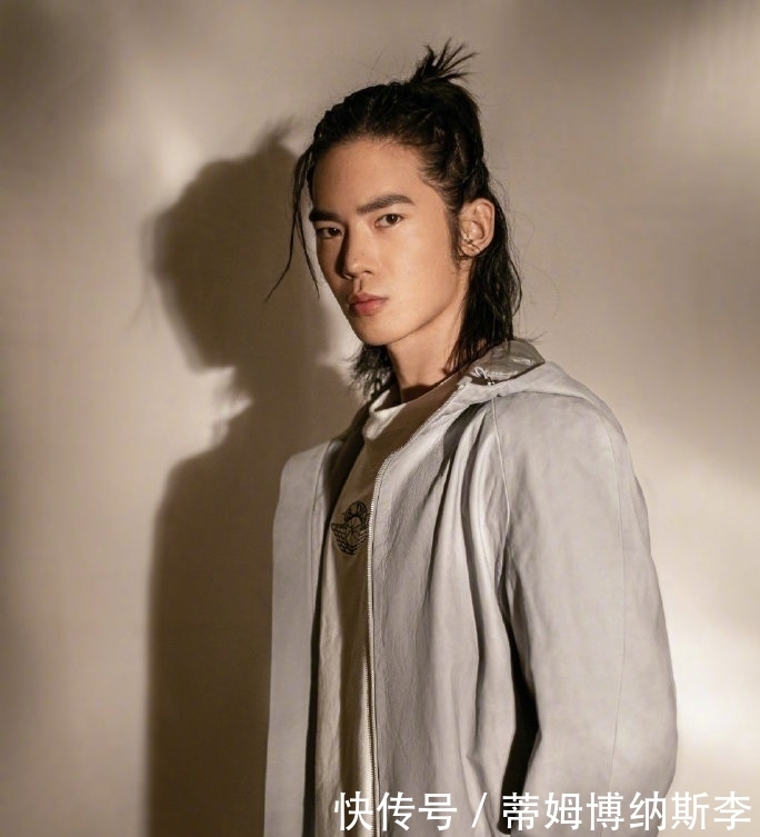  品牌|于适着灰色飞行员夹克潇洒帅气出席某品牌精品店开幕酒会