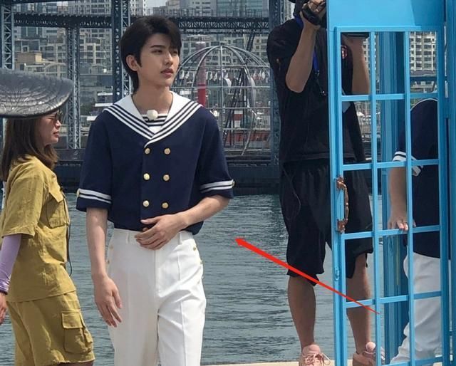 超短裙|吴宣仪超短裙参加《跑男》,注意旁边蔡徐坤的手,真实人品藏不住