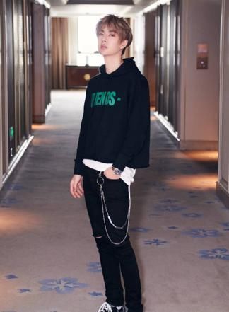  期待|都在期待《有翡》上线，离开古装扮相的王一博，谁还认得出他？