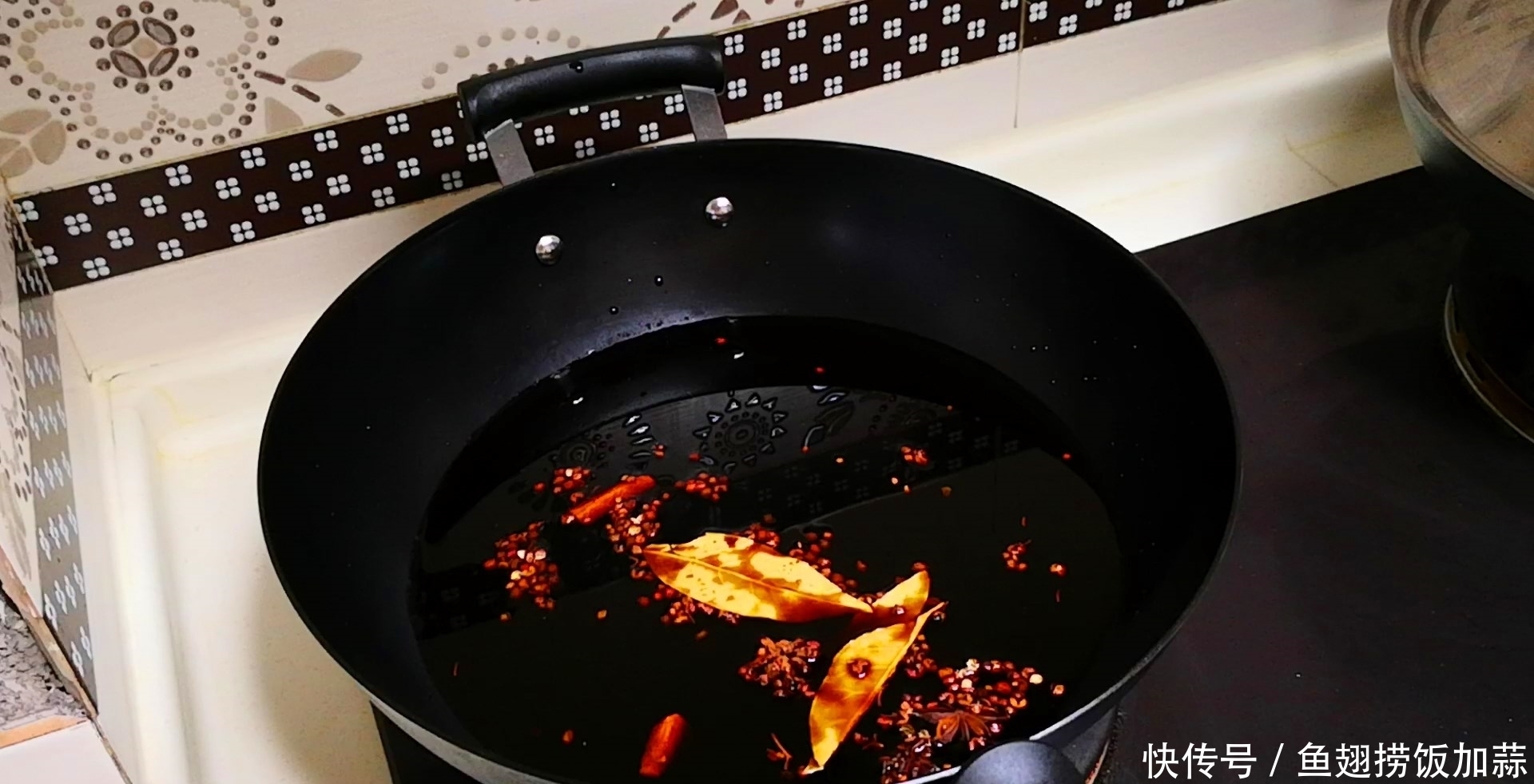 外行|腌黄瓜时,只会加盐就外行了,多加1味调料,又脆又绿格外香!