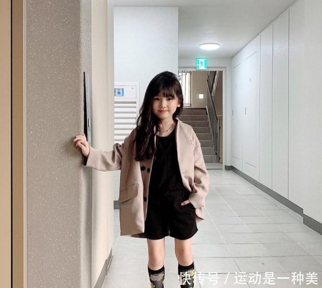 女人|女人的精致感要从小抓起!学8岁时尚博主穿搭,韩式风简约显气质