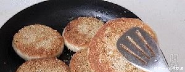 早餐|早餐芝麻饼烧饼,不抹油酥,不用烤箱,2个小技巧,香酥掉渣!