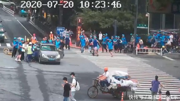  女子|女子骑车出意外被压在车底，外卖小哥抬车救人，这是什么神秘组织？