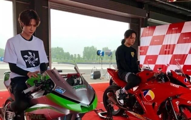  跟班|王一博又要开始耍帅了！参加摩托车赛，尹正只是小跟班