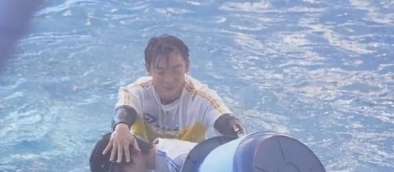 郑恺|蔡徐坤被郑恺按到水里,看到因遇水而“脱妆”的脸,这谁扛得住?