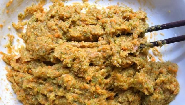 胡萝卜|早餐,我经常给家人做这款小饼,低脂营养又美味,家人超喜欢