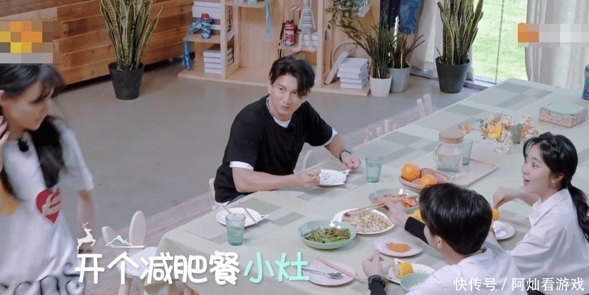 谭松韵|郑爽减肥不吃荤菜,自己开小灶炒青菜,当她装盘时谭松韵都吃惊了