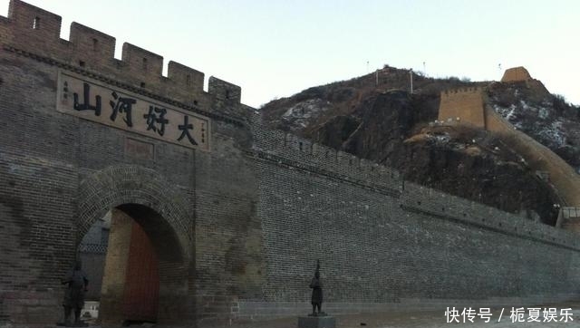 小兵|小兵到点开城门,皇帝被晾关外,皇帝进关后说:“去抱块石头来”