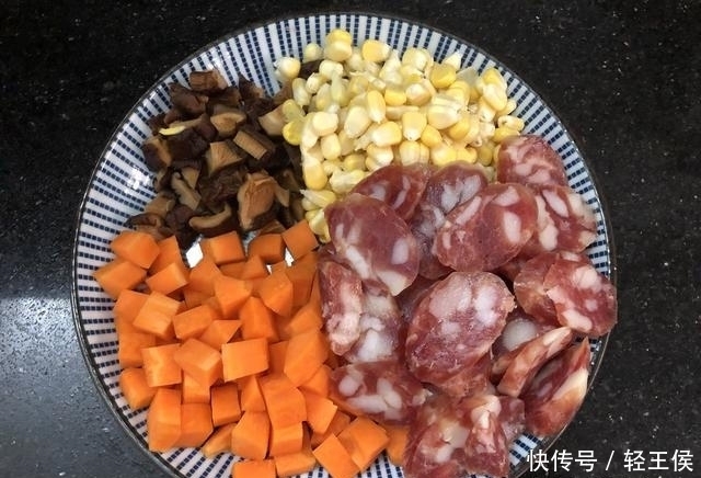 腊肠焖饭|天冷米饭最爱此样做,饭菜一锅端,热乎乎香喷喷,营养好吃又省事