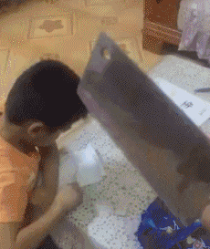 入口|搞笑GIF：小伙子，按照这个牌示，很可能这里就是入口，不要有怀疑，下去吧