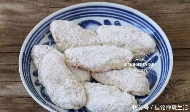 小女孩|跟七岁小女孩学炸鸡翅,注意裹粉步骤,鸡翅表面能起鳞