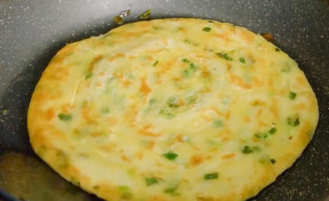 美食|经典美食“葱花饼”,葱香四溢,酥脆可口,好吃到停不下来
