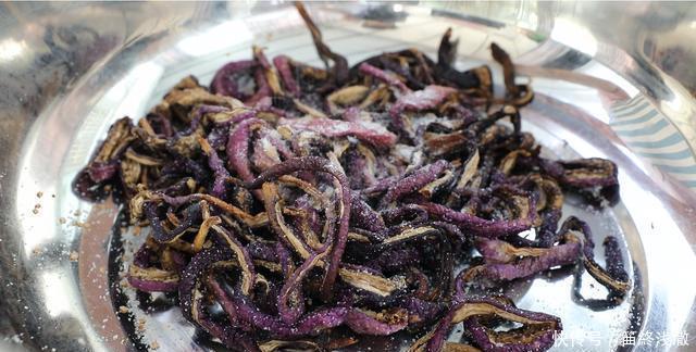 冬天|茄子这样处理下,30一斤都不贵,到冬天烩菜比吃肉还香