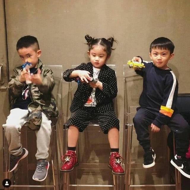 应采|应采儿带儿子和闺蜜聚会,Jasper梳凤梨头配发带太像陈小春