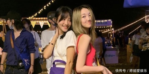  基因|14岁李嫣街边摆摊，暗金头发尽显时尚气质，完美继承王菲基因