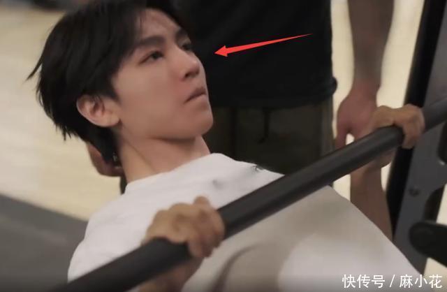 没了|王俊凯的“健身照”被疯传,没了10级美颜,这侧颜是真实的吗?