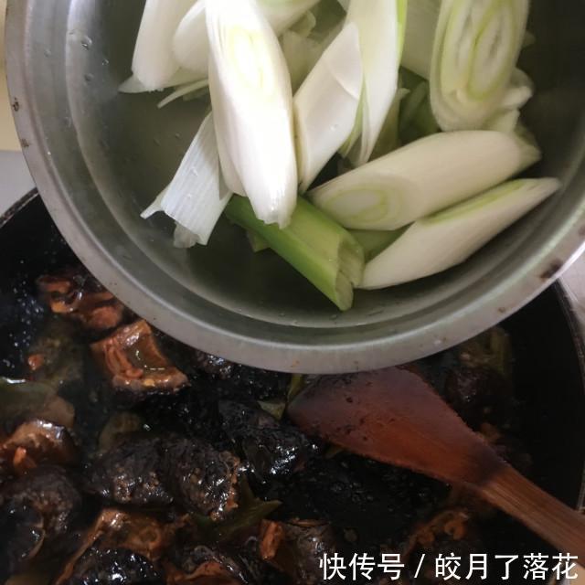  大葱|大葱炒加拿大海参，做法简单，鲜美下饭