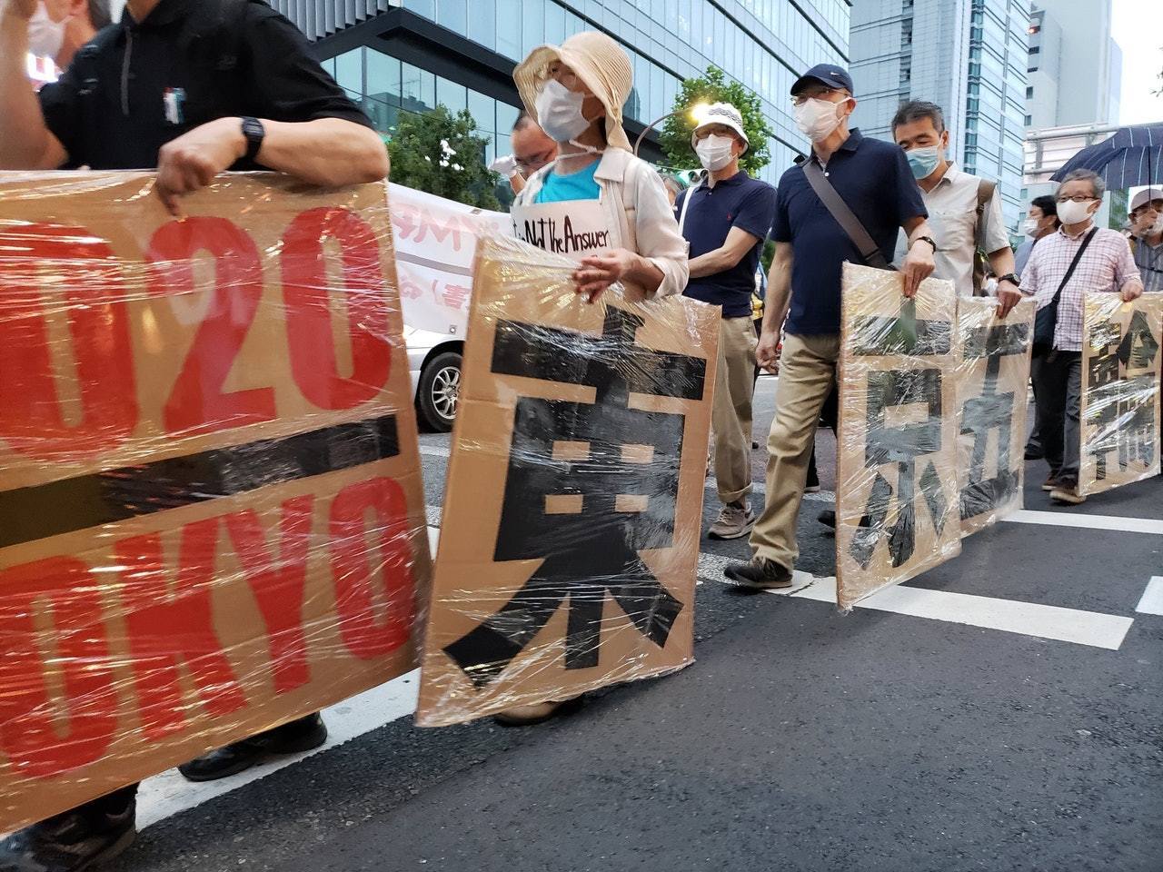  示威者|东奥开幕日变游行抗议，日本示威者：奥运是“灾害”