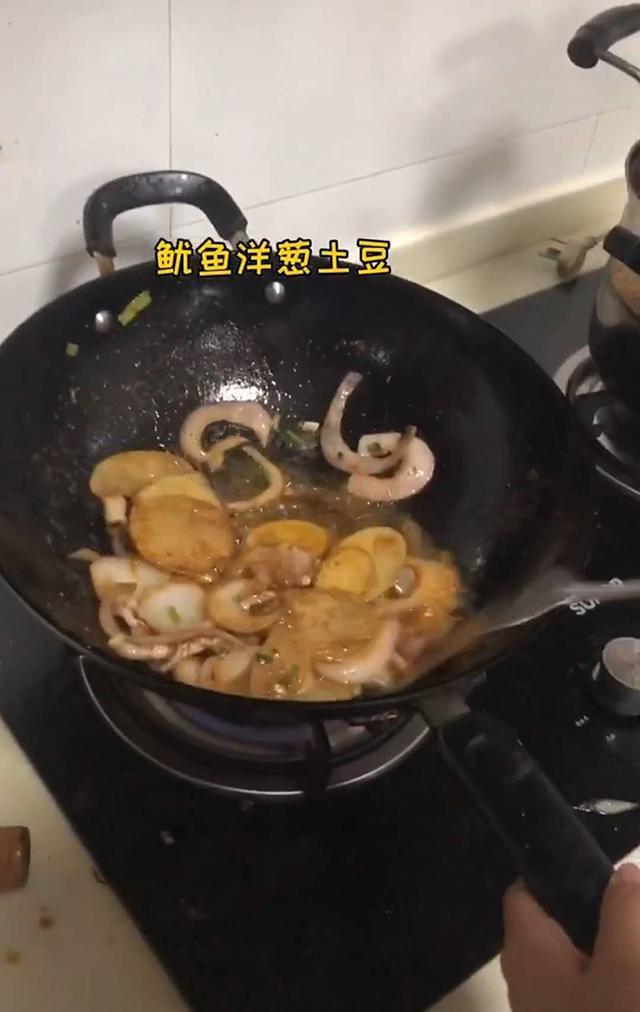 女儿|儿子半夜悄悄做宵夜,妈妈掐着饭点“蹭饭”,网友:和我女儿很配