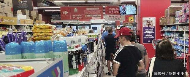 人命|家乐福员工猝死，用伞遮住继续营业，家属：人命不值钱