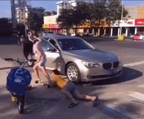 GIF|搞笑GIF：小家伙我还治不了你了