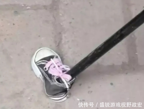 足底|"坐车遇到妹子搭脚,怎么做不伤和气还体面?"可以来一个足底按摩哈哈哈哈