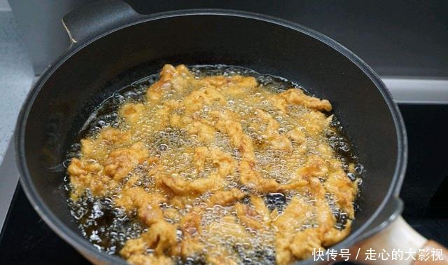  好吃|炸酥肉时，调面糊很重要，记得多加一点“它”，酥肉金黄又酥脆