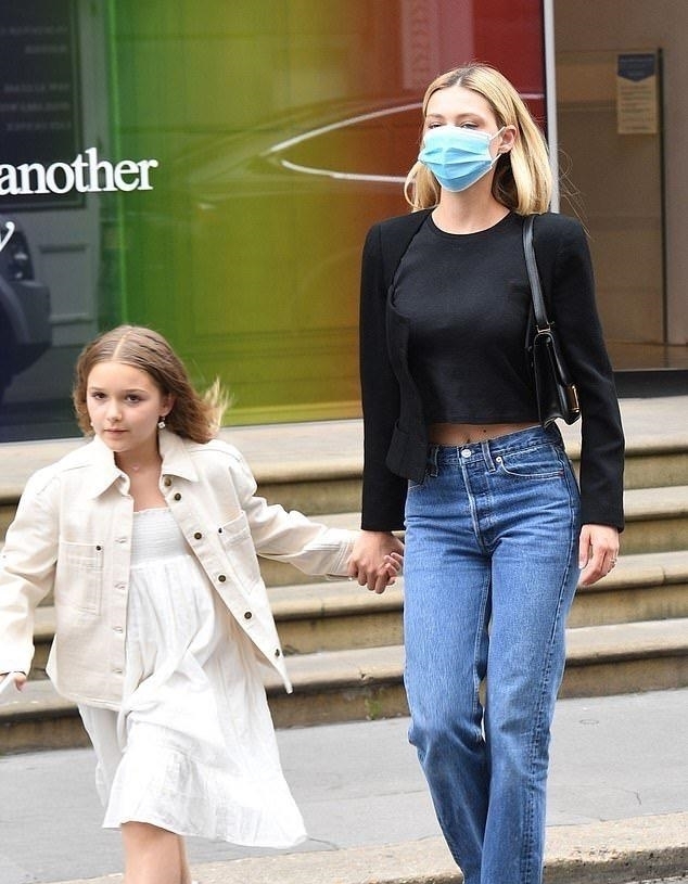 打扮|小贝大儿子与未婚妻逛街,小七打扮很成熟,手牵准嫂子关系融洽