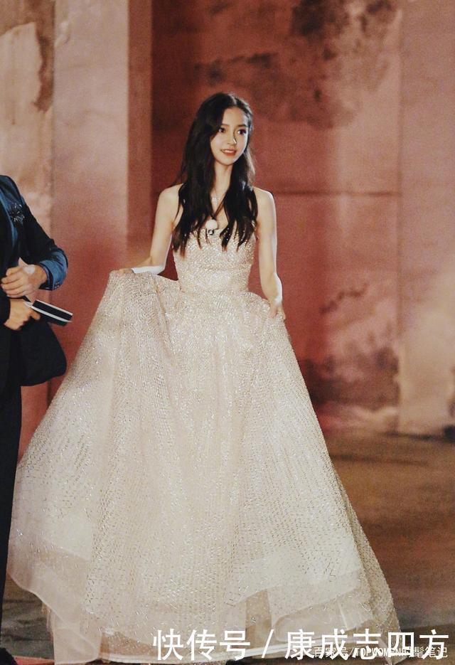  绅士|baby穿婚纱上《跑男》，蔡徐坤绅士帮提裙摆，CP感爆棚了！