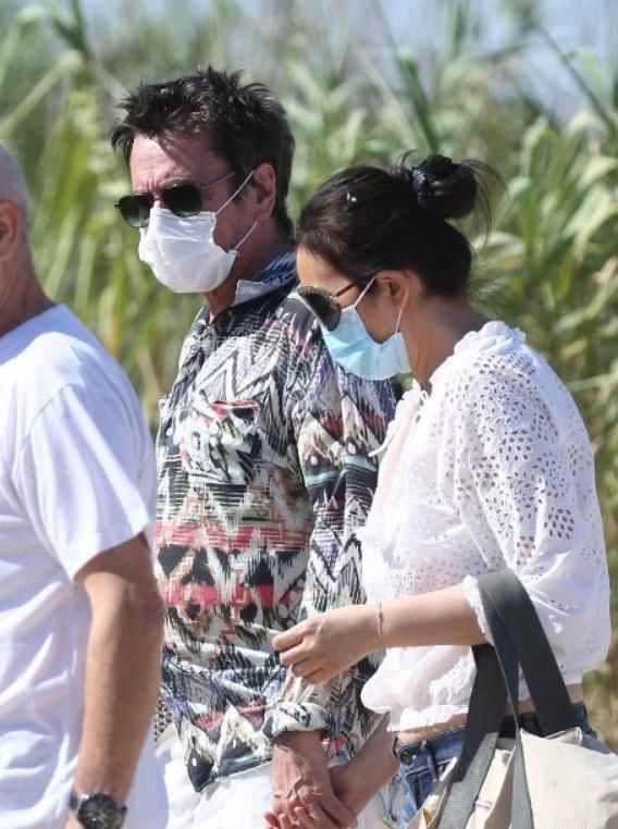  暴露|巩俐老了？穿白衬衫热裤打扮和年轻人一样时髦，颈纹暴露了年龄