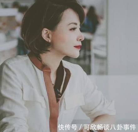 舞台|董卿重登央视舞台,携百名主持致敬英雄,网友直呼好久不见!