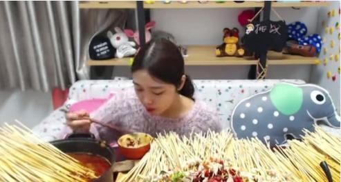 串串|大胃王挑战3000根肉串,力证自己没“假吃”,却被时间给出卖了