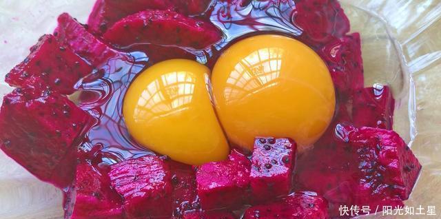  鸡蛋|火龙果不要直接吃了，加2个鸡蛋，比吃肉还香，一周吃7次都不腻！